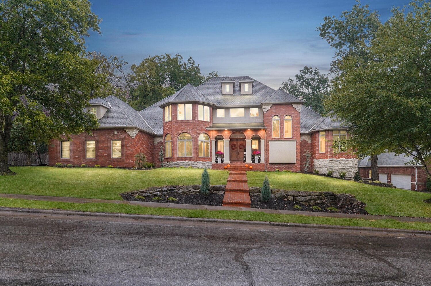 2872 S. Forrest Heights Ave.
$825,000
Bedrooms: 5
Bathrooms: 5
Listing firm: Alpha Realty MO LLC