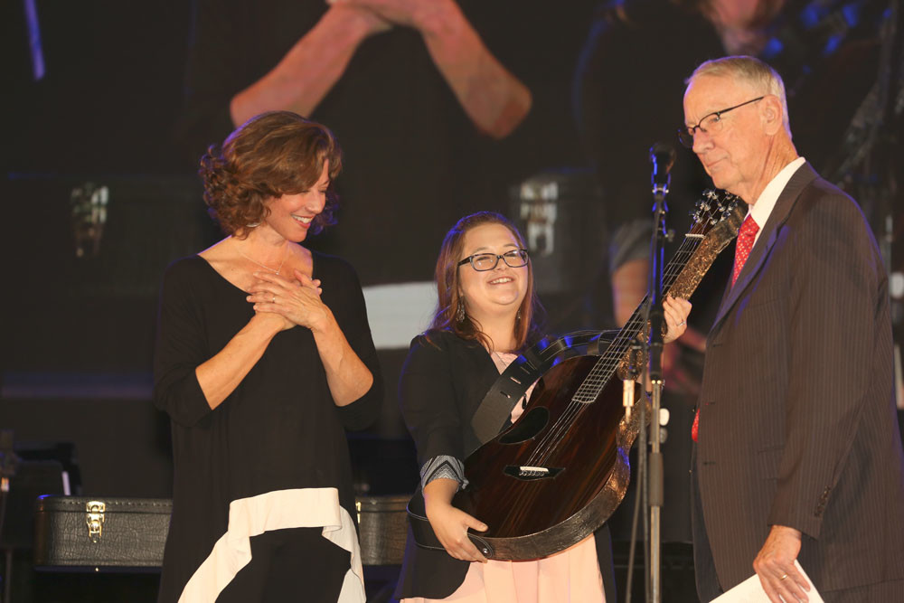 Grant’s New Guitar
Grammy Award-winning singer-songwriter Amy Grant on Sept. 24 performs at College of the Ozarks for the school’s fall convocation. Above, Kaelea Breedlove, senior education major at C of O and college President Jerry Davis present Grant a stained glass guitar made by students.