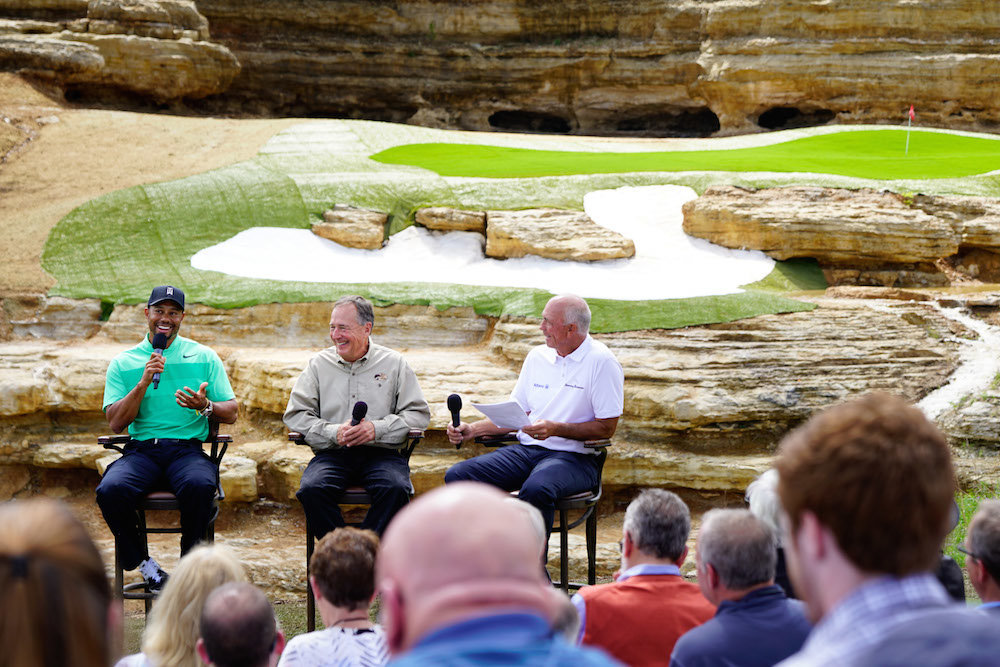 Tiger Woods, left, speaks at Buffalo Ridge two years ago about the Payne’s Valley golf course with Johnny Morris, center.