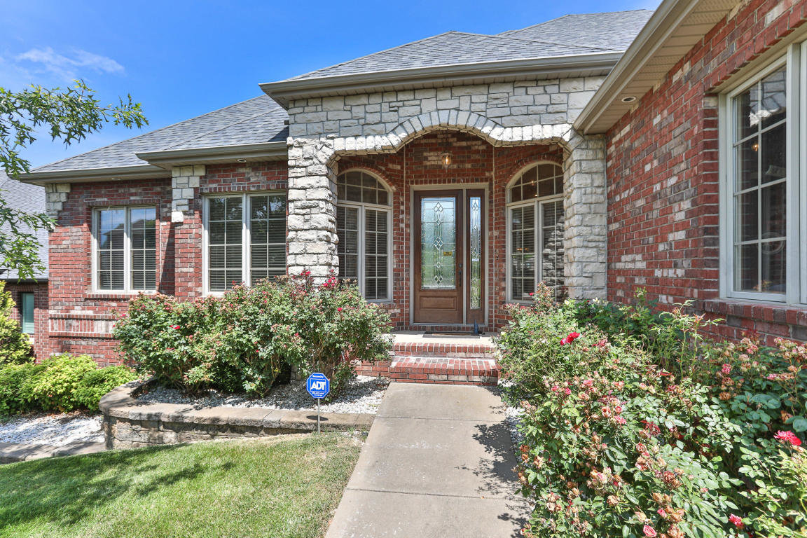 5977 Lakepoint Drive South
$545,000
Bedrooms: 5
Bathrooms: 4.5
Listing firm: Keller Williams Greater Springfield