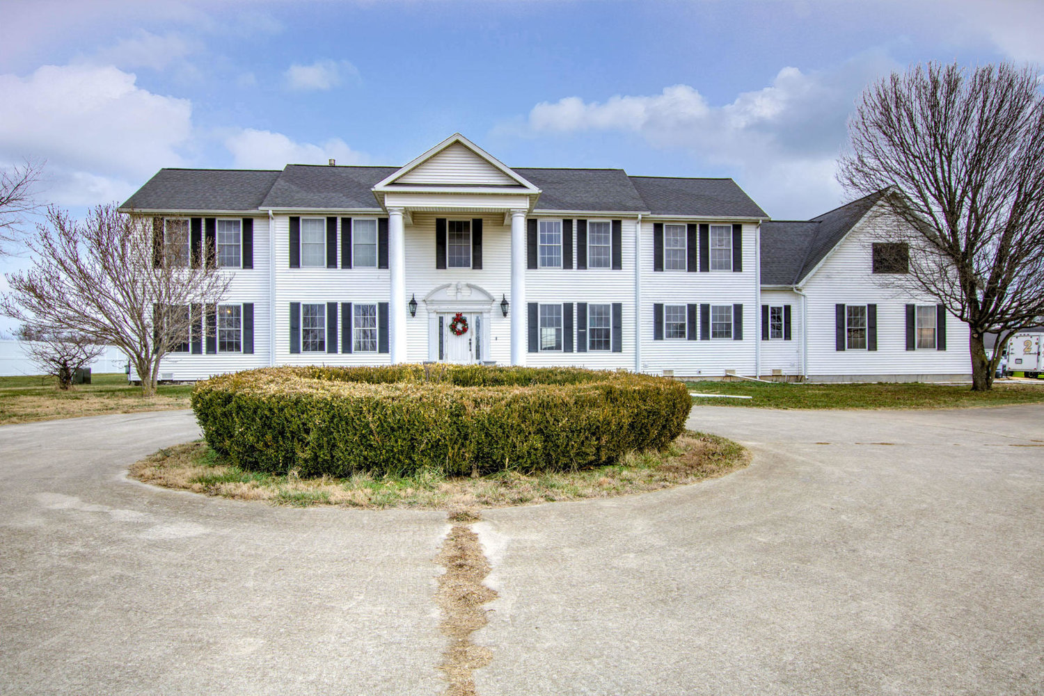 1132 N. Farm Road 185
$800,000
Bedrooms: 4
Bathrooms: 5.5
Listing firm: Keller Williams Greater Springfield