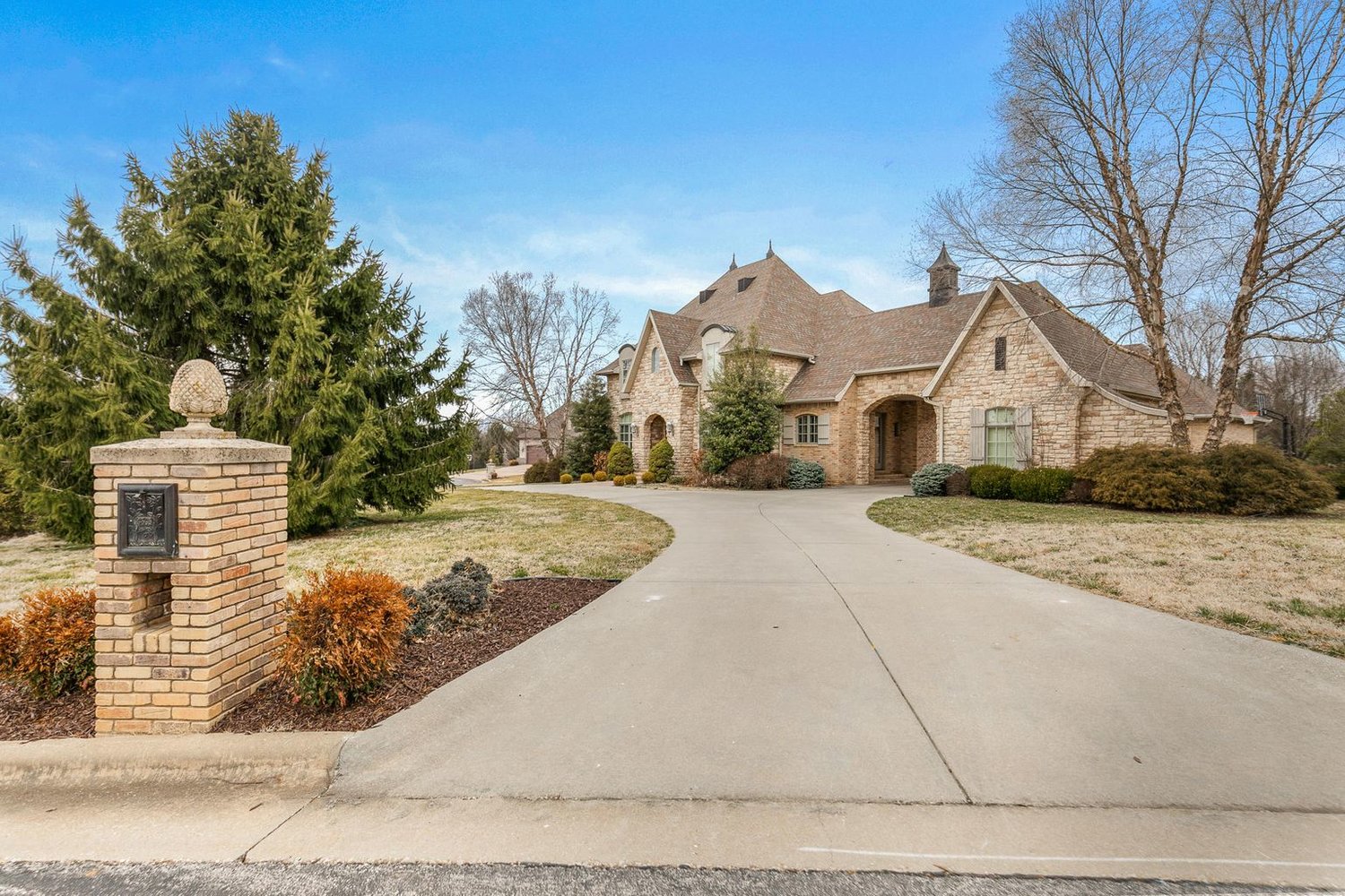 4565 E. Spruce Drive
$799,900
Bedrooms: 4
Bathrooms: 4.5
Listing firm: Keller Williams Greater Springfield