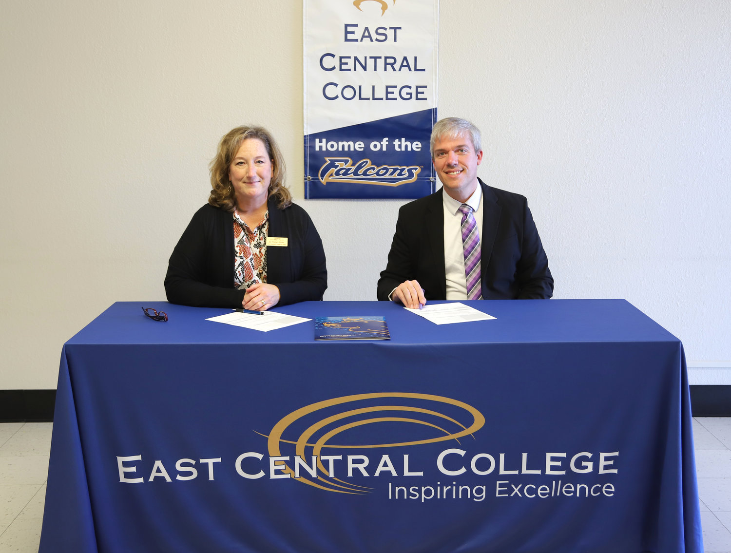 Robyn Walter, vice president of academic affairs for East Central College, and Lee Skinkle, provost for SBU, sign the agreement on Nov. 5.
