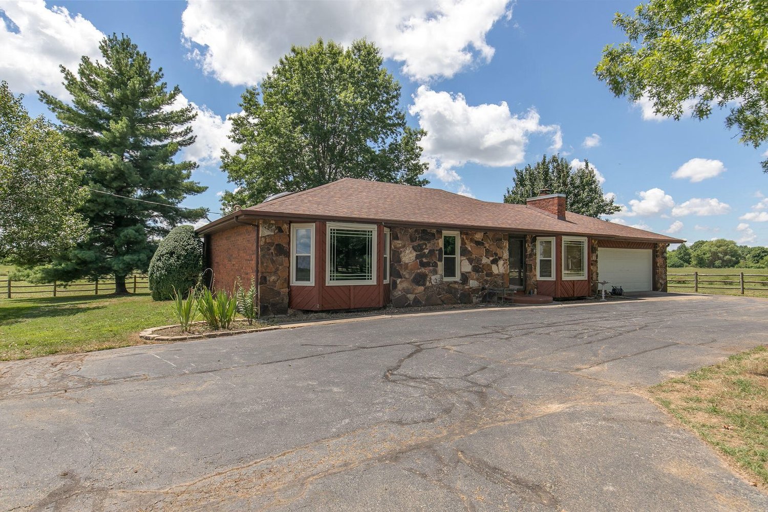 6210 E. Farm Road 132
$500,000
Bedrooms: 2
Bathrooms: 2
Listing firm: Keller Williams Greater Springfield